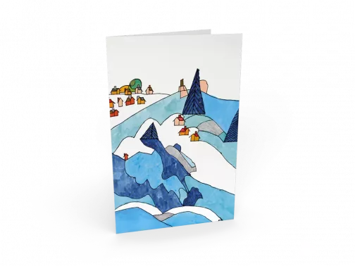 Weihnachtskarte mit stilisierter Winterlandschaft aus Bergen, Bäumen und kleinen bunten Häusern.