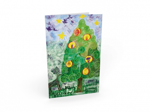 Weihnachtskarte mit grünem Tannenbaum auf gemaltem Hintergrund, geschmückt mit roten Kugeln und fünf gelben Sternen.