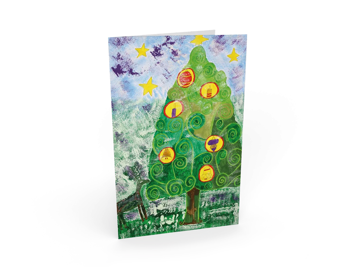 Weihnachtskarte mit grünem Tannenbaum auf gemaltem Hintergrund, geschmückt mit roten Kugeln und fünf gelben Sternen.