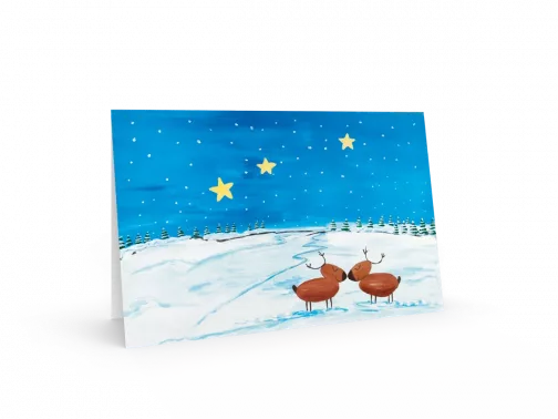 Weihnachtskarte mit zwei Rentieren in verschneiter Landschaft unter einem sternklaren Nachthimmel.