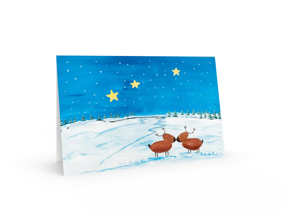 Weihnachtskarte mit zwei Rentieren in verschneiter Landschaft unter einem sternklaren Nachthimmel.